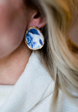 Load image into Gallery viewer, The Statement Oyster ™ Earring