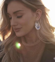 Load image into Gallery viewer, The Statement Oyster ™ Earring